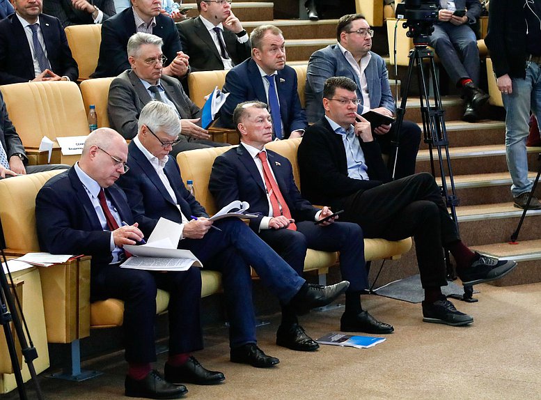 Председатель Комитета по вопросам собственности, земельным и имущественным отношениям Сергей Гаврилов, Председатель Комитета по финансовому рынку Анатолий Аксаков, Председатель Комитета по экономической политике Максим Топилин и Первый заместитель Председателя Комитета Денис Кравченко