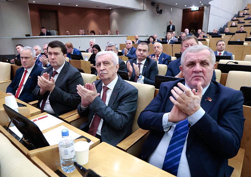 Первый заместитель Председателя Комитета по труду, социальной политике и делам ветеранов Николай Коломейцев и член Комитета по охране здоровья Николай Осадчий