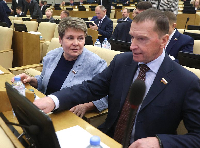 Член Комитета по делам национальностей Лариса Буранова и Первый заместитель Председателя Комитета по природным ресурсам, собственности и земельным отношениям Юрий Петров