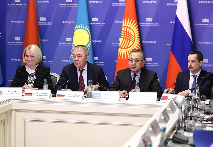 Заместитель Председателя Государственной Думы Виктория Абрамченко, Председатель Комитета по делам СНГ, евразийской интеграции и связям с соотечественниками Леонид Калашников и ответственный секретарь ПА ОДКБ Сергей Поспелов (слева)