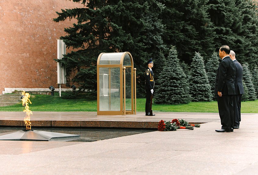 Заместитель Председателя Государственной Думы Александр Бабаков и заместитель Председателя Постоянного комитета Всекитайского собрания народных представителей Пэн Цинхуа возложили цветы к Могиле Неизвестного Солдата