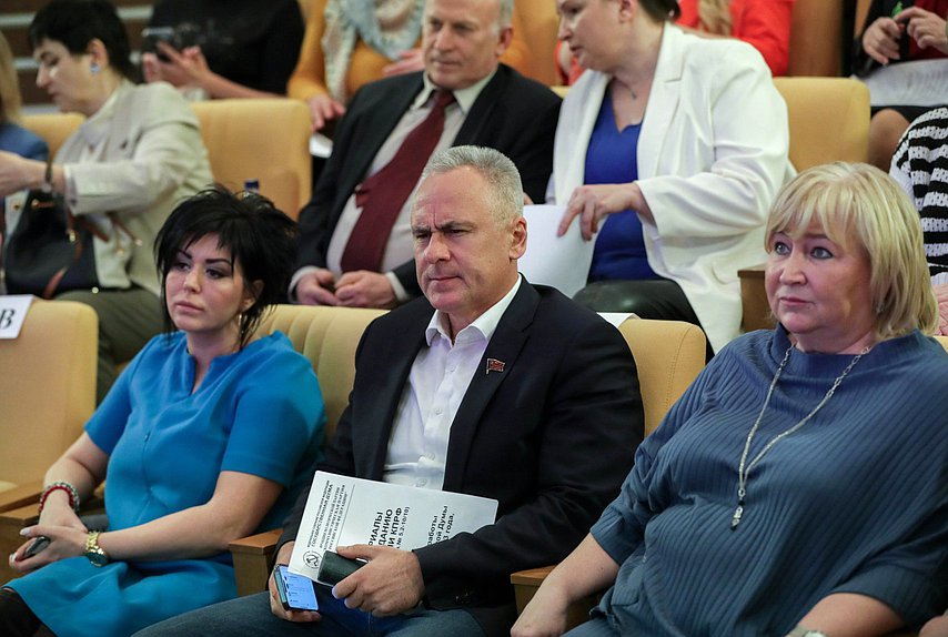 Член комитета по бюджету и налогам Евгений Бессонов и заместитель Председателя Комитета по вопросам семьи, женщин и детей Елена Вторыгина