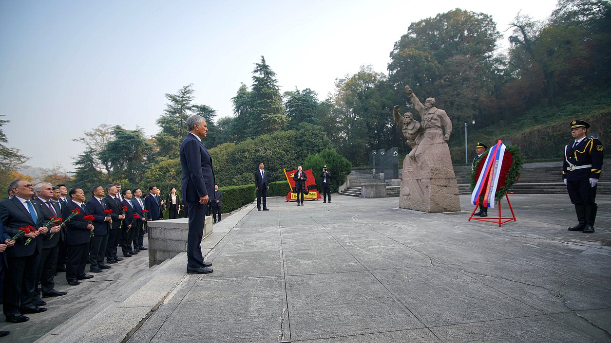 维亚切斯拉夫·沃洛金国家杜马主席和国家杜马代表团成员向抗战英雄飞行员纪念碑敬献花圈