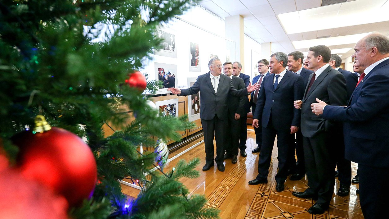 Председатель Государственной Думы Вячеслав Володин, директор Службы внешней разведки Сергей Нарышкин и руководитель фракции ЛДПР Владимир Жириновский