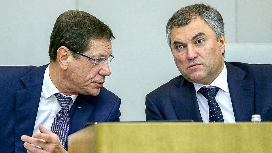 Первый заместитель Председателя Государственной Думы Александр Жуков и Председатель Государственной Думы Вячеслав Володин (слева направо)