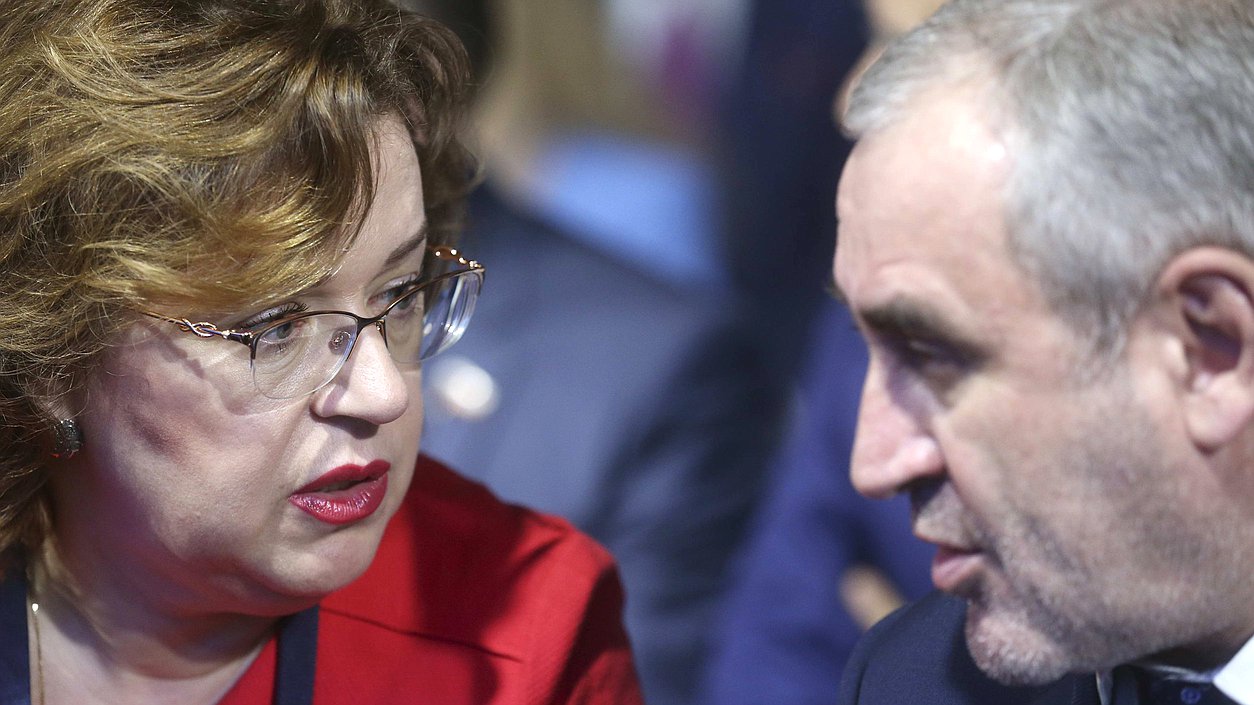 Deputy Speakers of the State Duma Olga Epifanova and Sergei Neverov