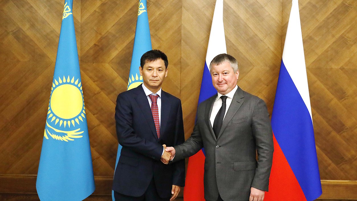 Руководитель Аппарата Мажилиса Парламента Республики Казахстан Ренат Айтаев и руководитель Аппарата Государственной Думы Игорь Дивейкин