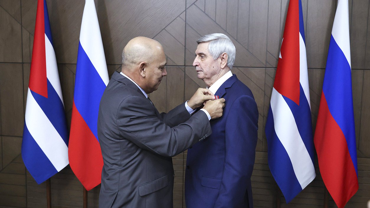 Miembro del Buró Político, Secretario del Comité Central del Partido Comunista de la República de Cuba para Asuntos Organizativos, diputado de la Asamblea Nacional del Poder Popular de la República de Cuba, Roberto Tomás Morales Ojeda, y primer vicejefe de la Duma Estatal, Iván Melnikov