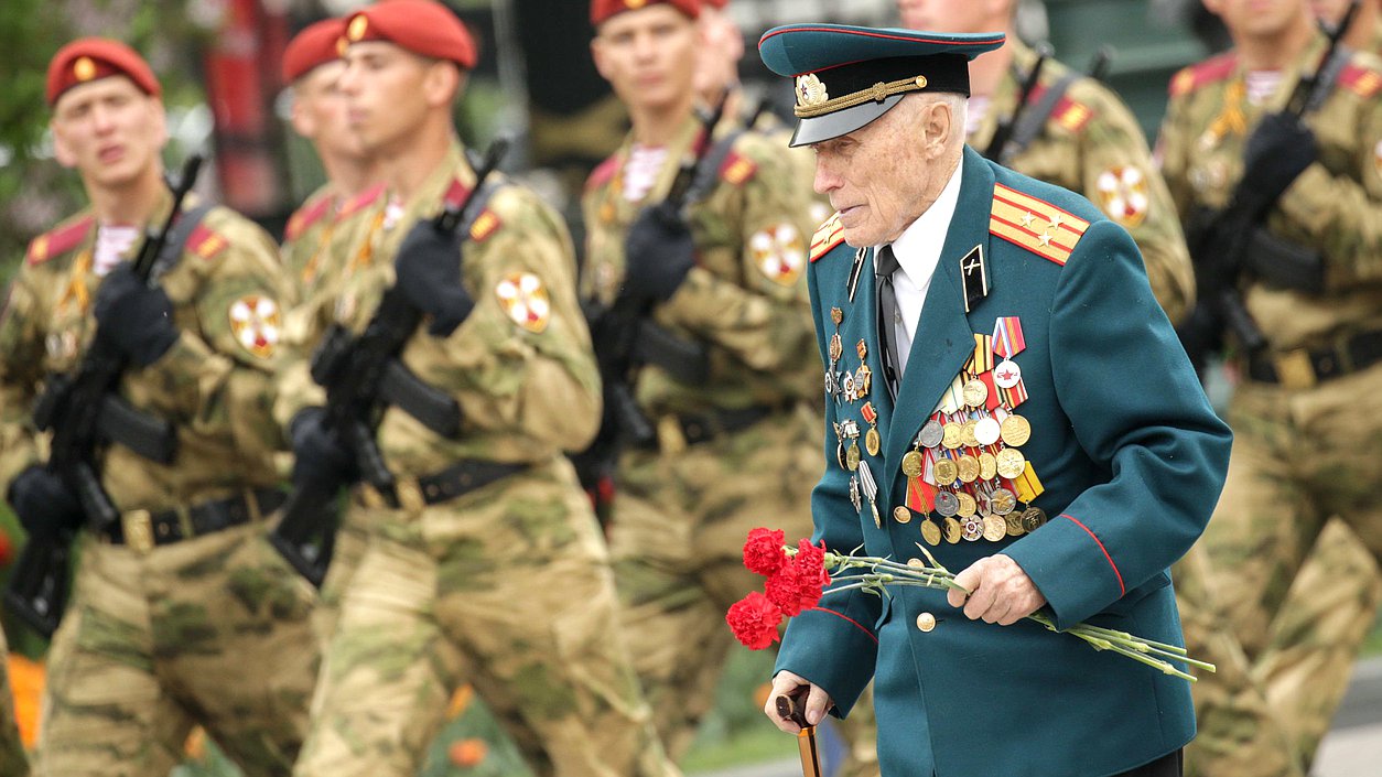 Возложение цветов к Могиле Неизвестного Солдата в честь 74-й годовщины Победы в Великой Отечественной войне