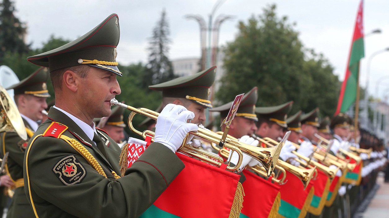 Церемония возложения венка и цветов к Монументу Победы в Минске