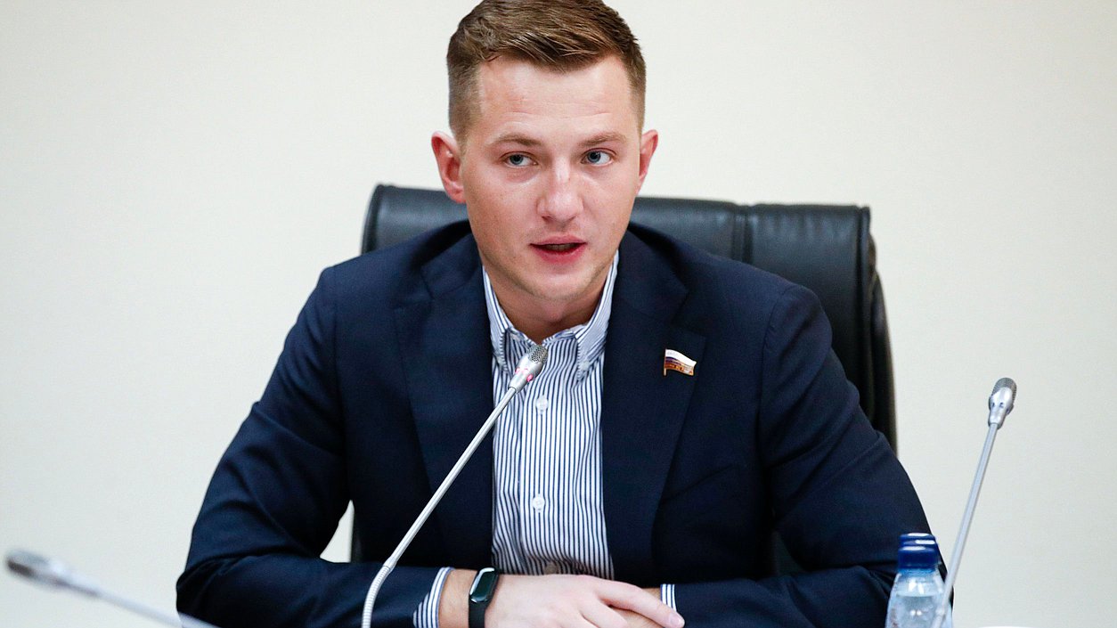 Председатель Комитета по молодежной политике Артем Метелев
