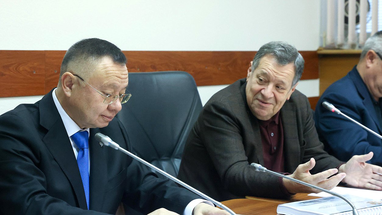 Министр строительства и ЖКХ РФ Ирек Файзуллин и Председатель Комитета по бюджету и налогам Андрей Макаров