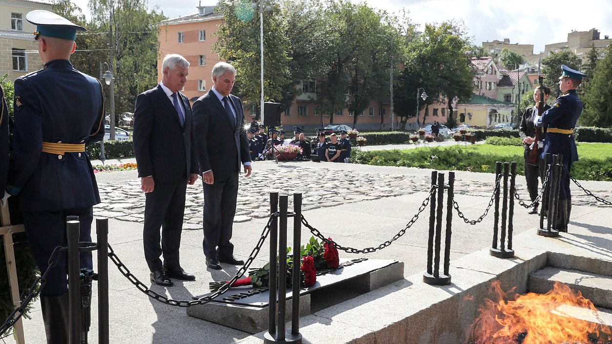 Председатель Государственной Думы Вячеслав Володин и Председатель Палаты представителей Национального собрания Республики Беларусь Владимир Андрейченко. Могила Неизвестного Солдата в Пскове