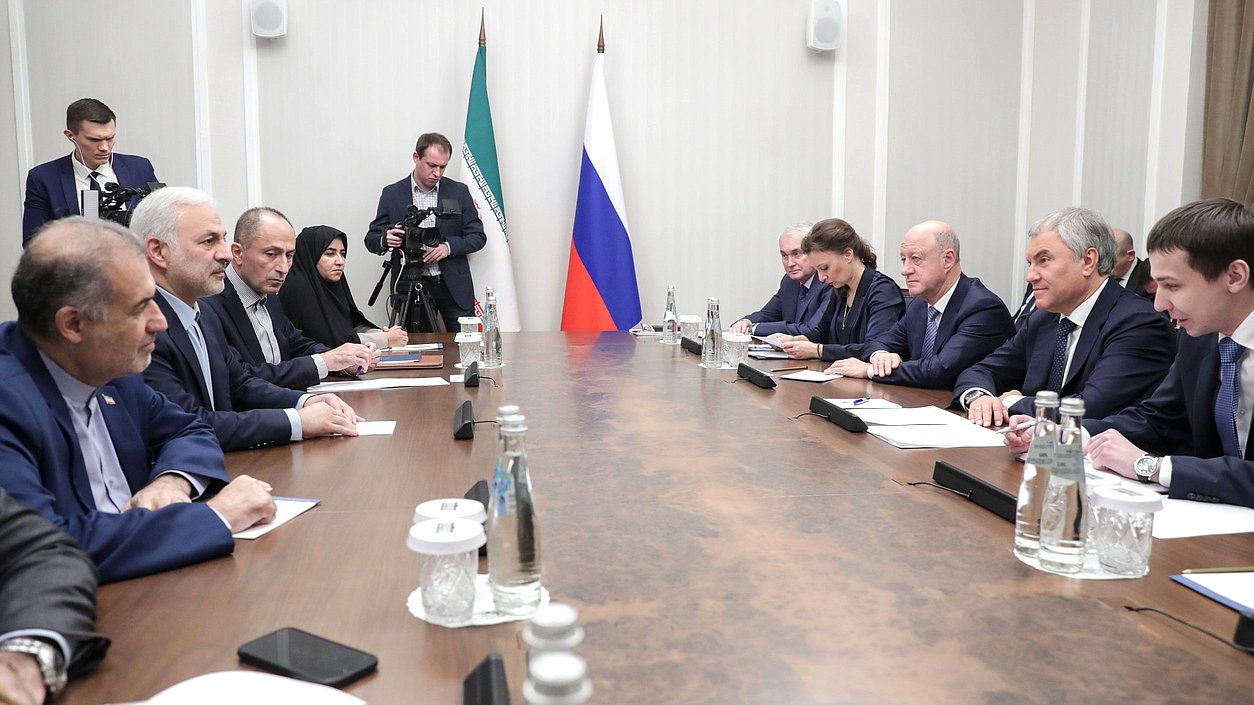 Reunión del Jefe de la Duma Estatal, Vyacheslav Volodin con el Presidente de la Comisión del Parlamento iraní para la seguridad nacional y la política exterior, Vahid Jalalzadeh