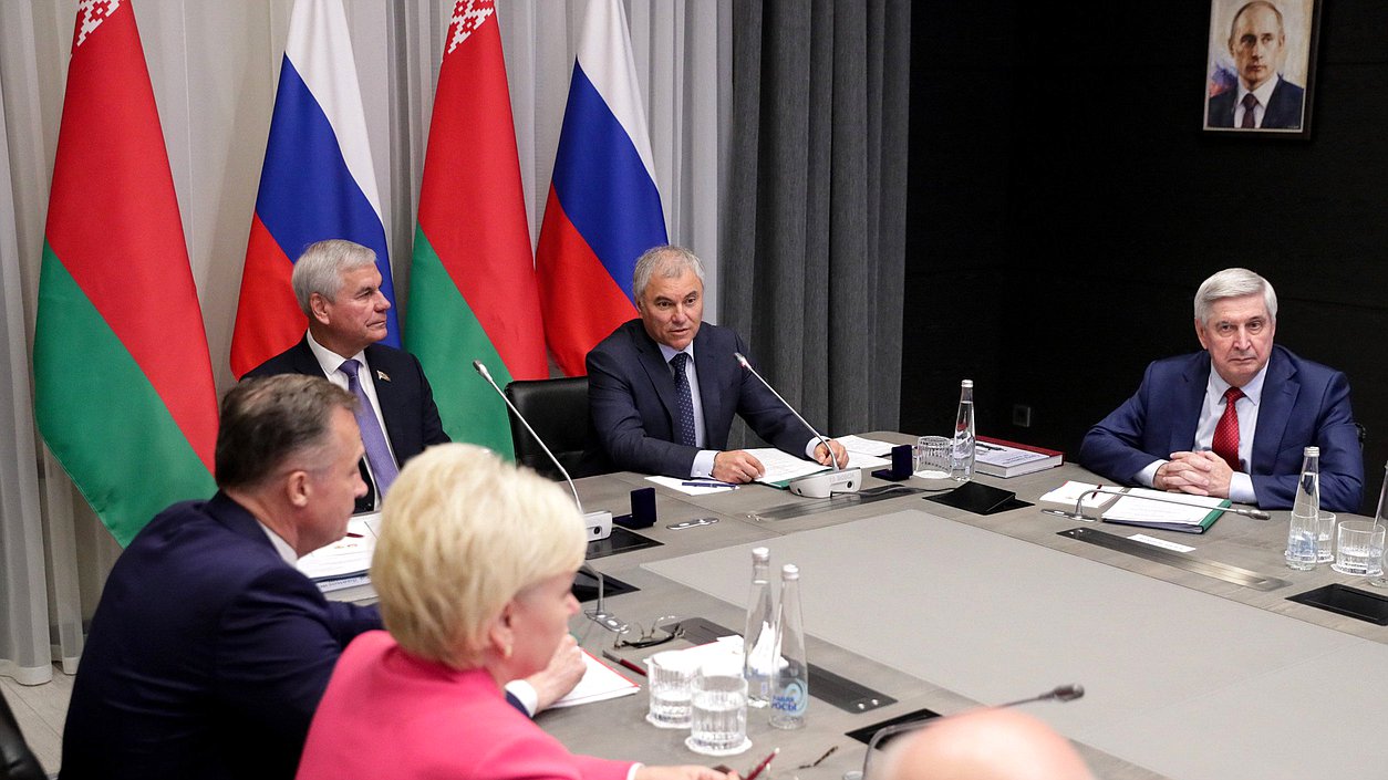 Председатель Государственной Думы Вячеслав Володин и Председатель Палаты представителей Национального собрания Республики Беларусь Владимир Андрейченко
