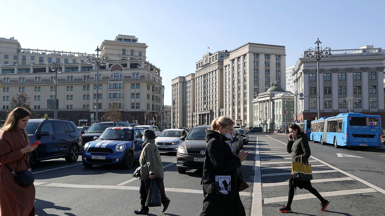 Москва Дума здание переход авто люди