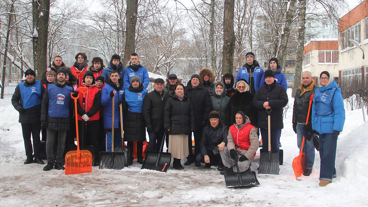 Владимир Васильев на акции по уборке снега