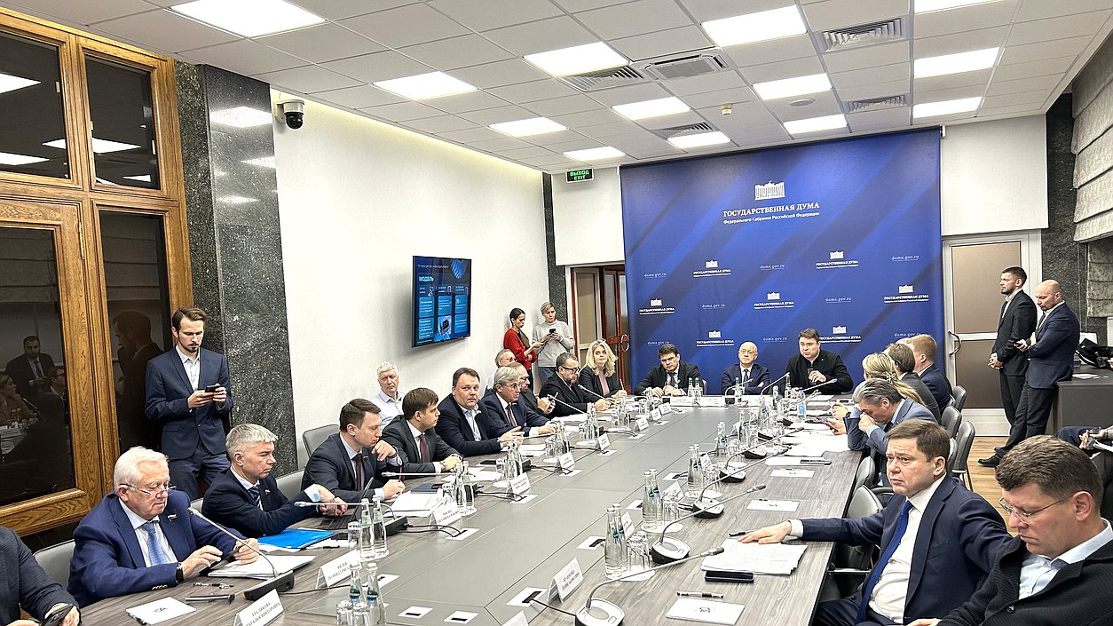 Заседание межфракционной рабочей группы по законодательному обеспечению применения искусственного интеллекта под руководством заместителя Председателя Государственной Думы Александра Бабакова