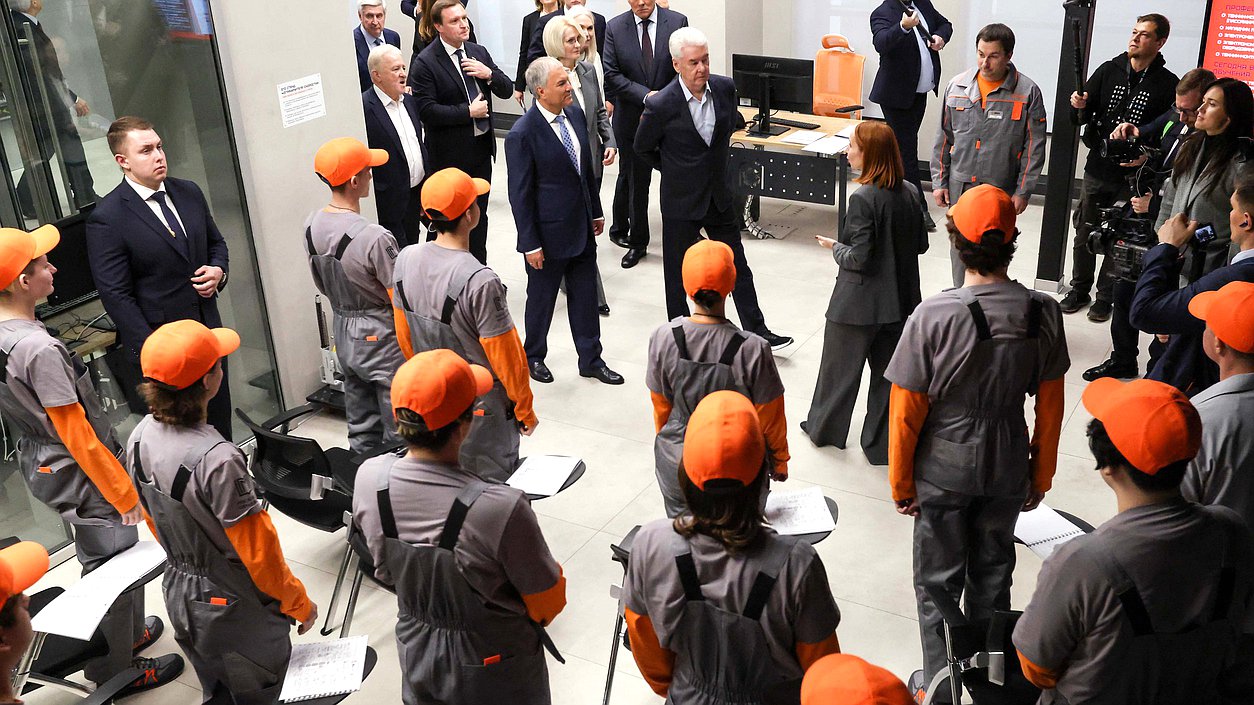 Председатель Государственной Думы Вячеслав Володин и мэр Москвы Сергей Собянин. Выездное заседание Совета Государственной Думы по вопросу организации предоставления среднего профессионального образования с учетом особого порядка проведения ГИА-9 в рамках пилотного проекта (Центр практического обучения "Профессии будущего")