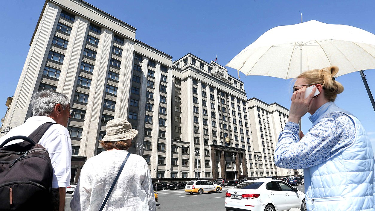 Здание Государственной Думы телефон мобильный женщина та