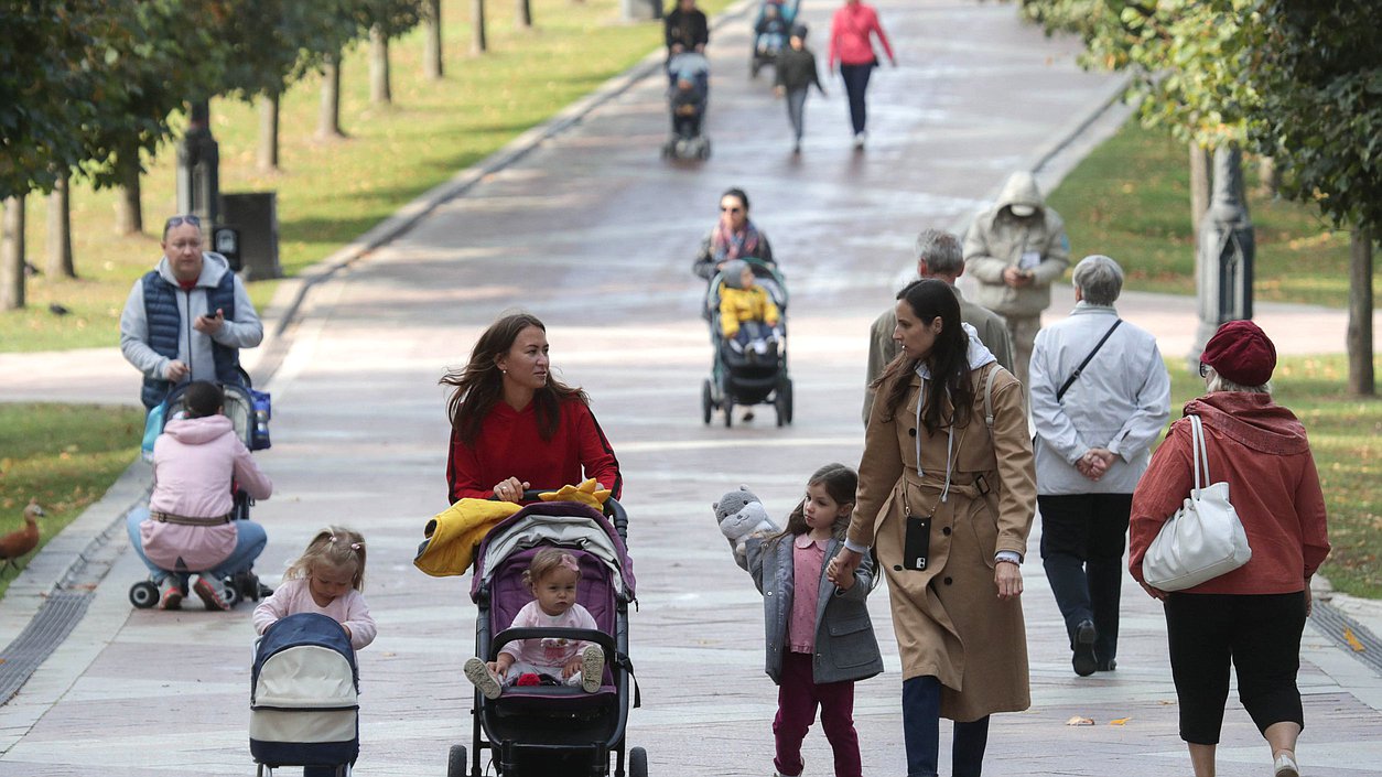 сайт семья дети коляска прогулка парк мама материнство