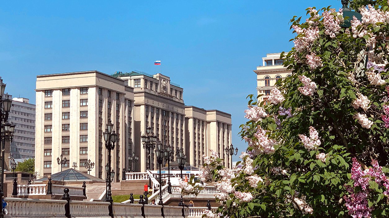 the State Duma building in summer