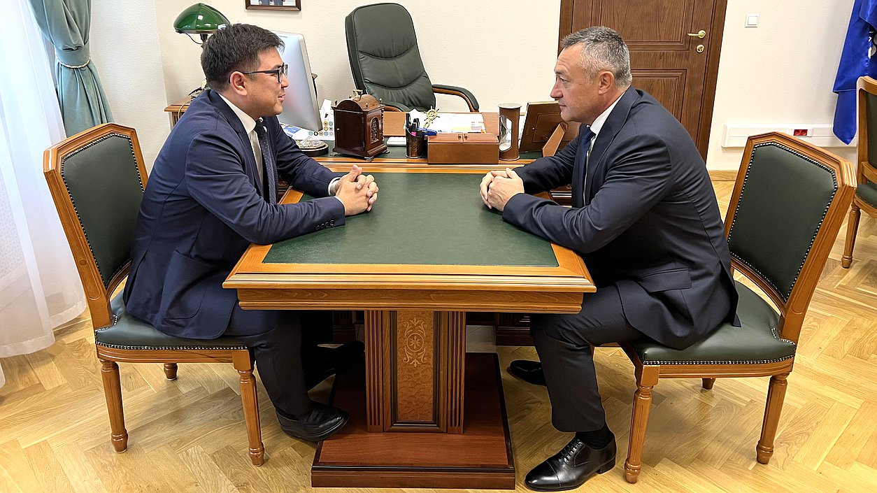 Депутат Государственной Думы, генеральный секретарь Всеобщей конфедерации профсоюзов Виктор Пинский и председатель Федерации профессиональных союзов Кыргызстана Мурадил Джумадилде уулу