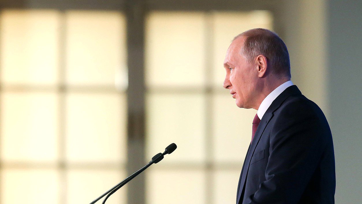 Президент РФ Владимир Путин оглашает Послание Федеральному Собранию 1 марта 2018 года
