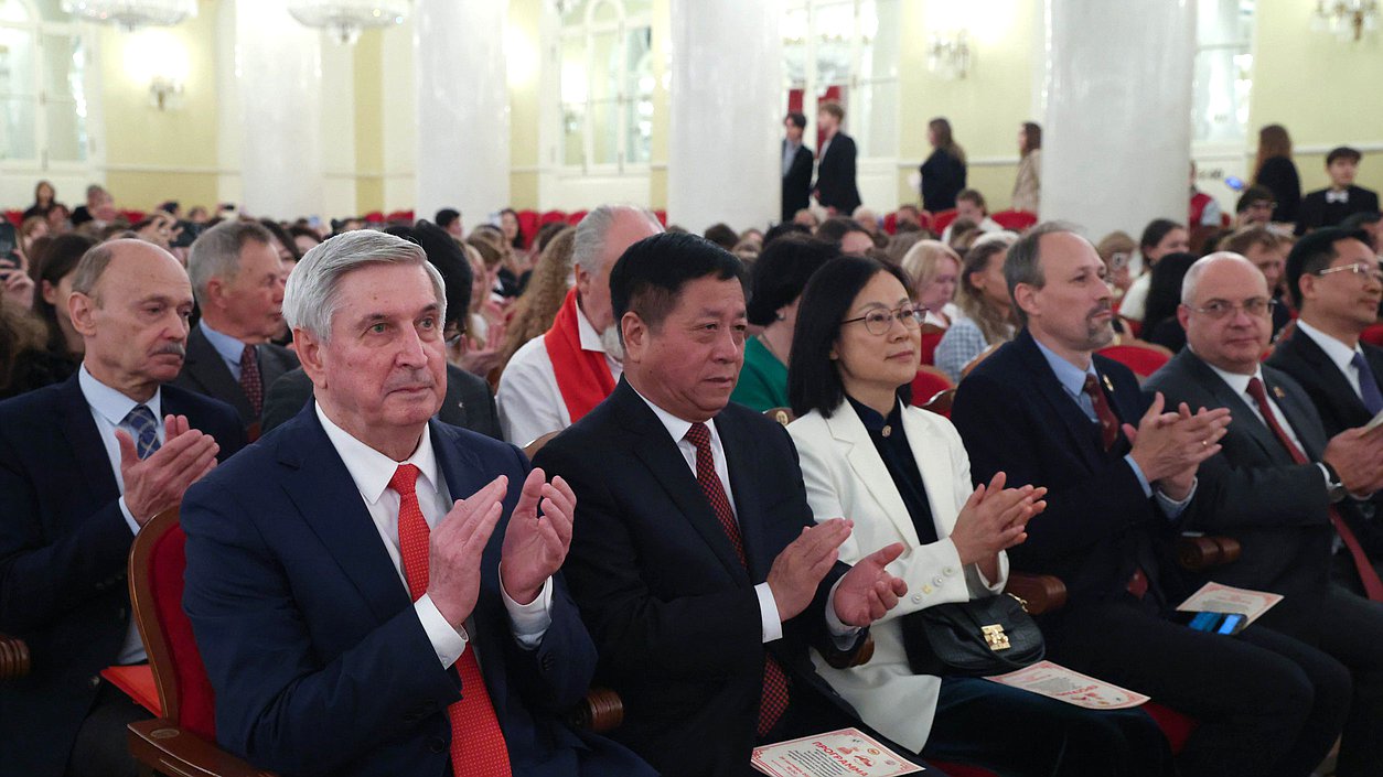 Первый заместитель Председателя Государственной Думы Иван Мельников и Чрезвычайный и Полномочный Посол Китайской Народной Республики в России Чжан Ханьхуэй