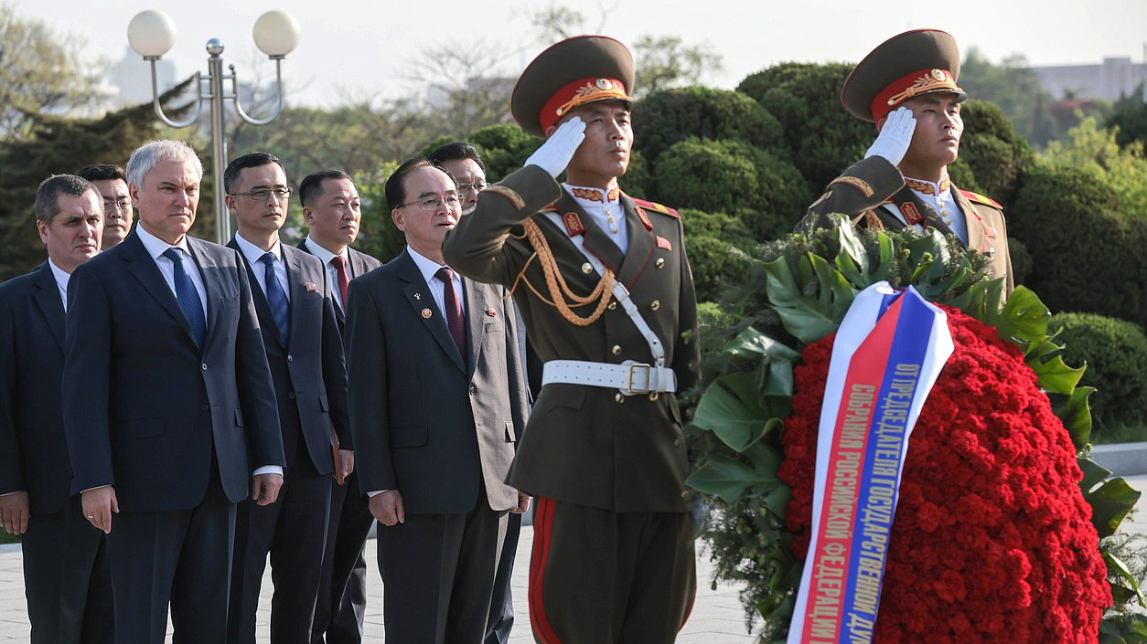 Председатель Государственной Думы Вячеслав Володин возложил венок к монументу "Освобождение"