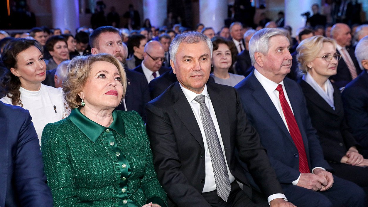 Председатель Совета Федерации Валентина Матвиенко, Председатель Государственной Думы Вячеслав Володин, Первый заместитель Председателя Государственной Думы Иван Мельников и заместитель Председателя Государственной Думы Ирина Яровая