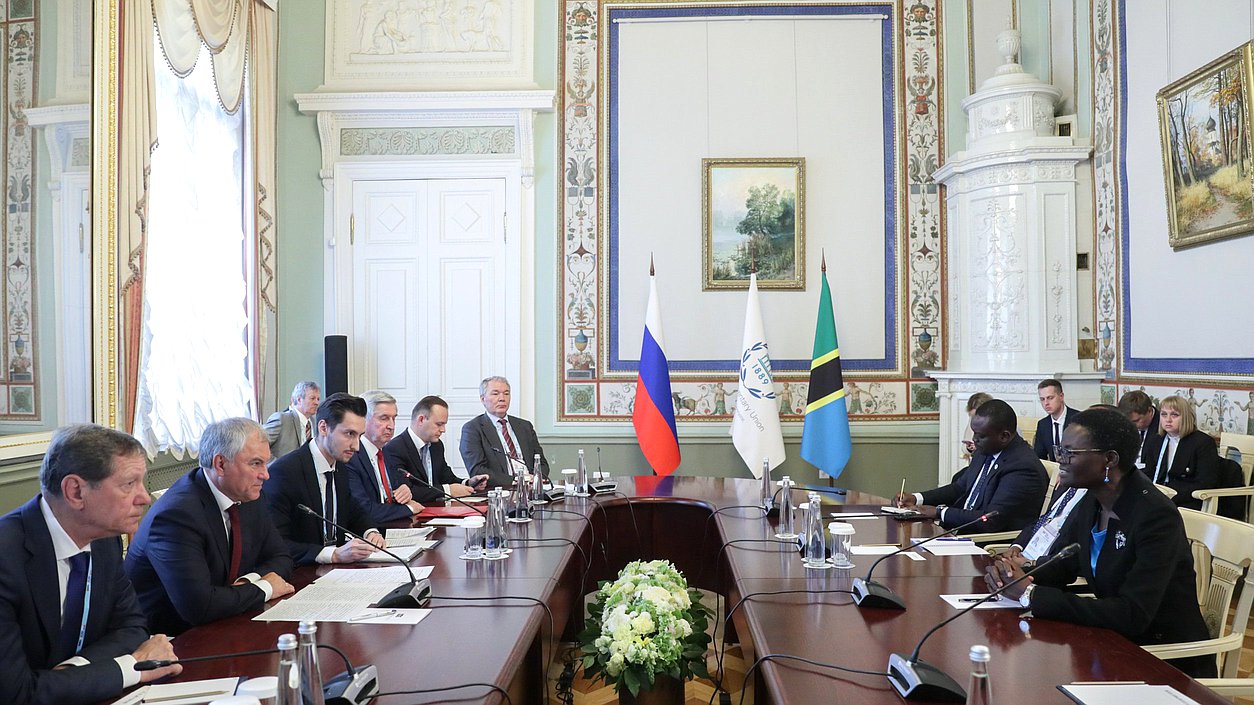 Reunión de Vyacheslav Volodin, Jefe de la Duma Estatal, con Tulia Exon, Presidenta de la Unión Interparlamentaria y Presidenta de la Asamblea Nacional de la República Unida de Tanzania