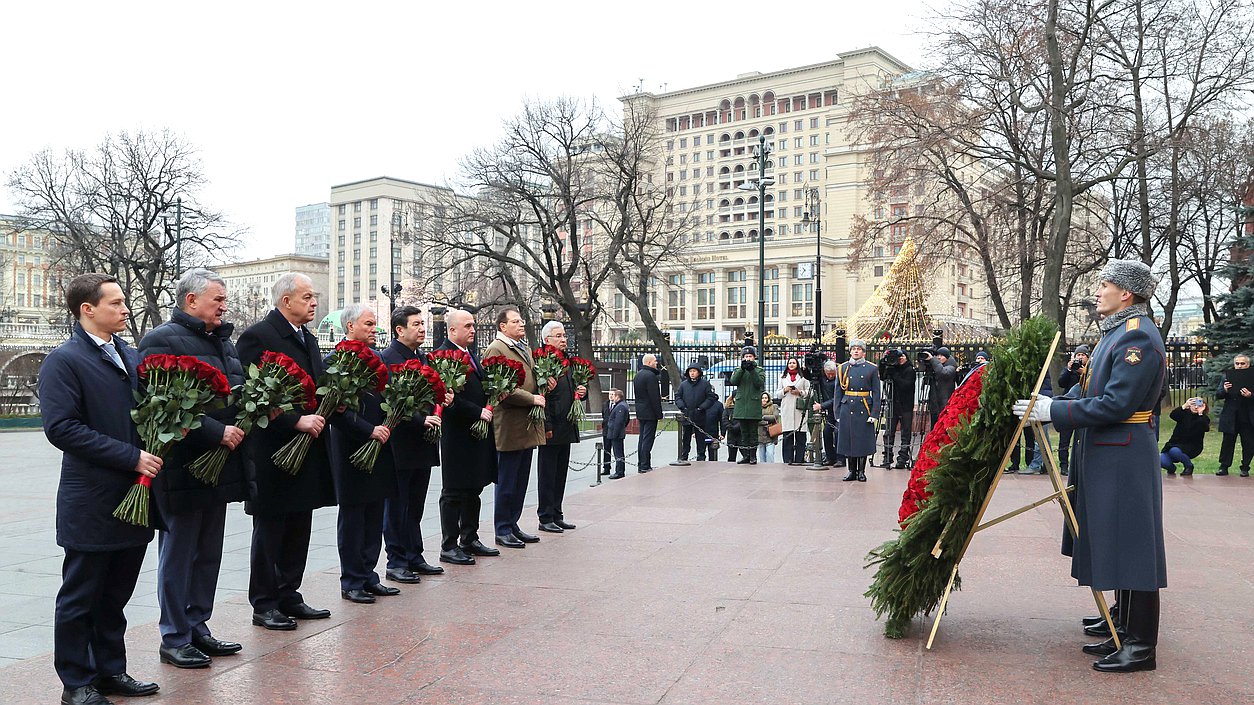 Вячеслав Володин и главы делегаций стран — членов ПА ОДКБ возложили цветы к Могиле Неизвестного Солдата