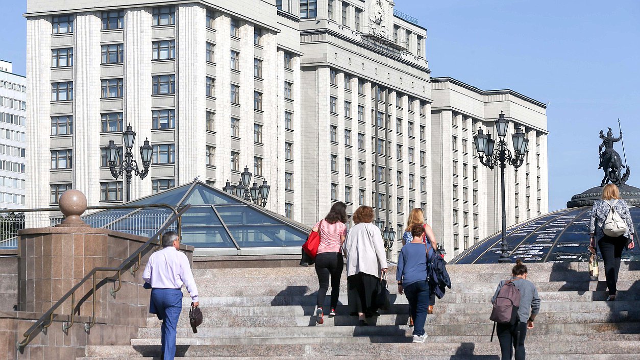Здание Государственной Думы люди