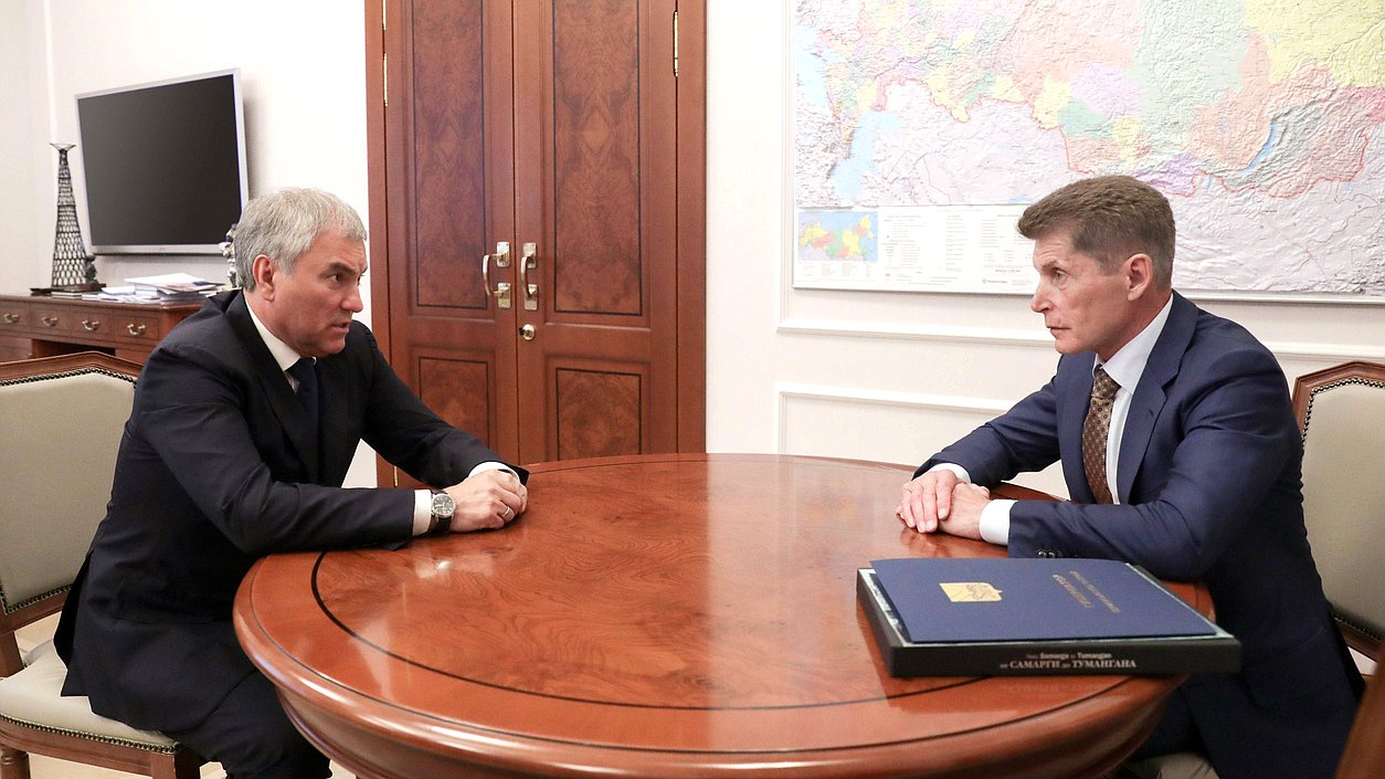 Председатель Государственной Думы Вячеслав Володин и губернатор Приморского края Олег Кожемяко