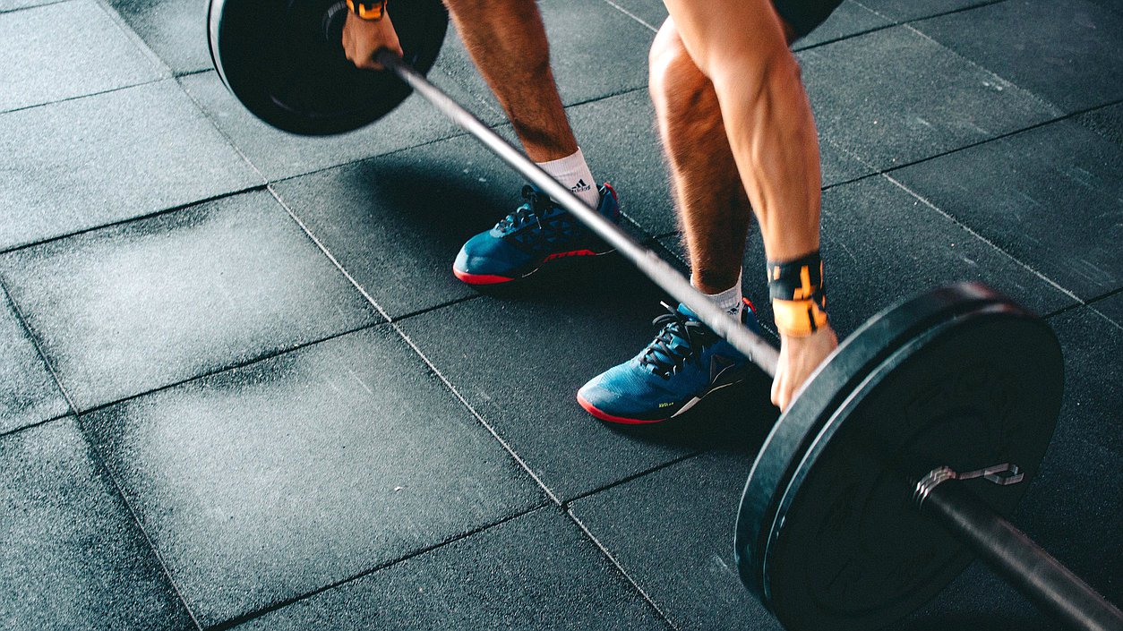 спортзал фитнес гантели спортивный