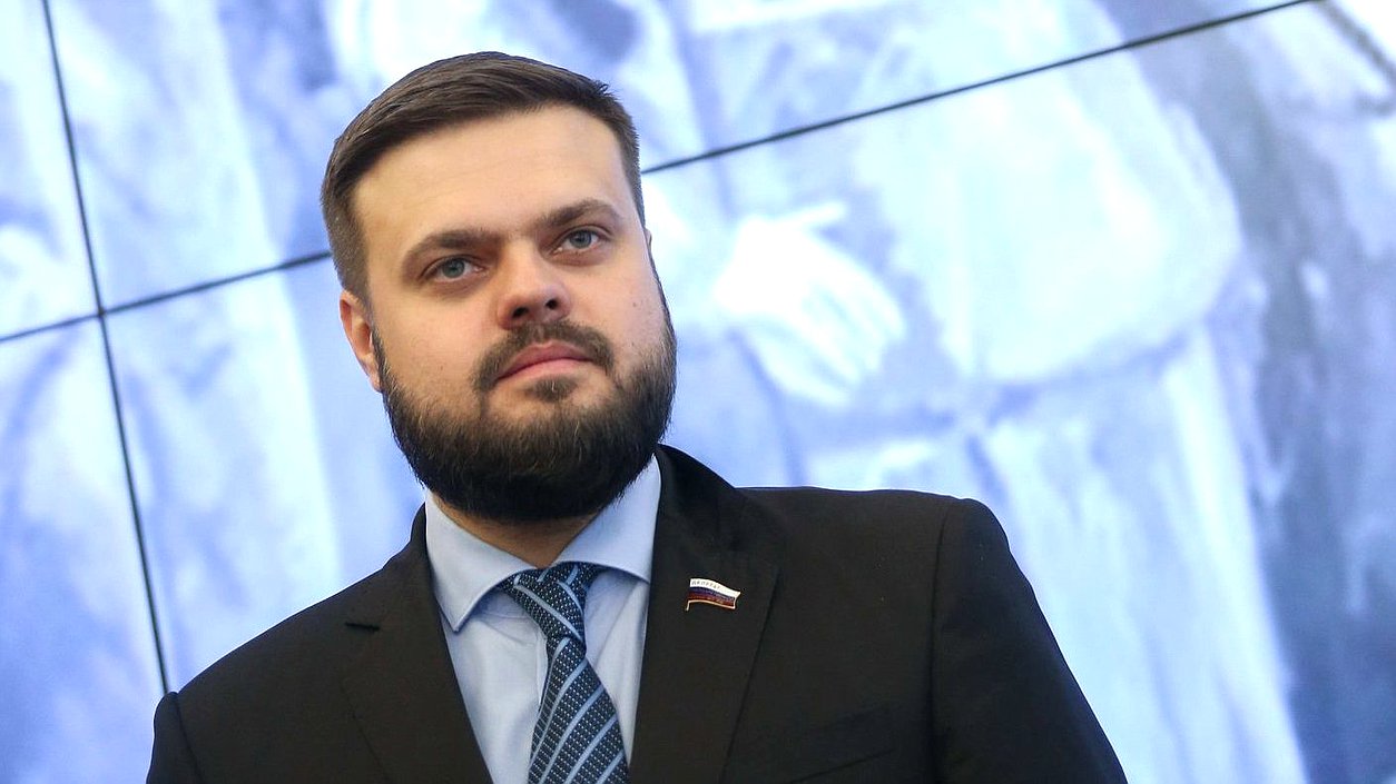 Член Комитета по делам СНГ, евразийской интеграции и связям с соотечественниками Артем Туров
