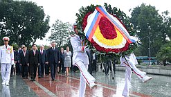 Wreath-laying ceremony at the Monument to the Fallen Heroes in Hanoi