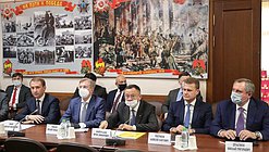 Министр по развитию Дальнего Востока и Арктики Александр Козлов, Генеральный директор ПАО «Аэрофлот» Виталий Савельев, заместитель Министра строительства и жилищно-коммунального хозяйства РФ Ирек Файзуллин, Генеральный директор Фонда развития Дальнего Востока и Арктики Алексей Чекунков и Генеральный директор ПАО «РусГидро» Николай Шульгинов