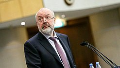 Председатель Комитета по государственному строительству и законодательству Павел Крашенинников во время заседания. Автор фото: Анна Исакова/Фотослужба Государственной Думы.