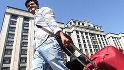 Здание Государственной Думы чемодан турист