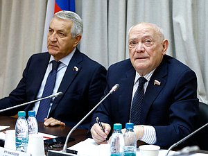 Первый заместитель Председателя Комитета по охране здоровья Леонид Огуль и член Комитета Александр Румянцев