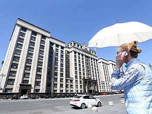 Здание Государственной Думы телефон мобильный женщина автомобиль машина