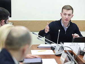 Председатель Комитета по молодежной политике Артем Метелев