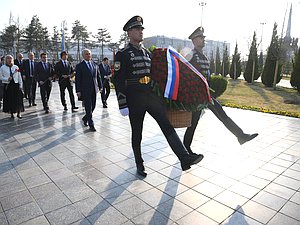 Председатель Государственной Думы Вячеслав Володин и депутаты возложили цветы к монументу «Ода стойкости» в Парке Победы в Ташкенте