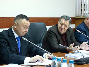 Министр строительства и ЖКХ РФ Ирек Файзуллин и Председатель Комитета по бюджету и налогам Андрей Макаров