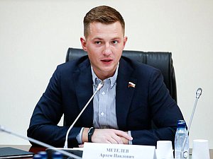 Председатель Комитета по молодежной политике Артем Метелев