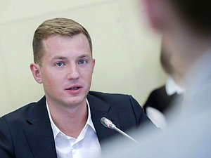 Председатель Комитета по молодежной политике Артем Метелев