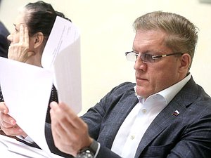 Член Комитета по транспорту и строительству Антон Жарков