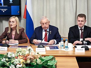 Заместитель Председателя ГД Ирина Яровая, Председатель Комитета по развитию Дальнего Востока и Арктики Николай Харитонов и Министр по развитию Дальнего Востока и Арктики Алексей Чекунков